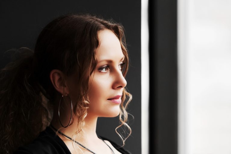 belle femme regardant par la fenêtre