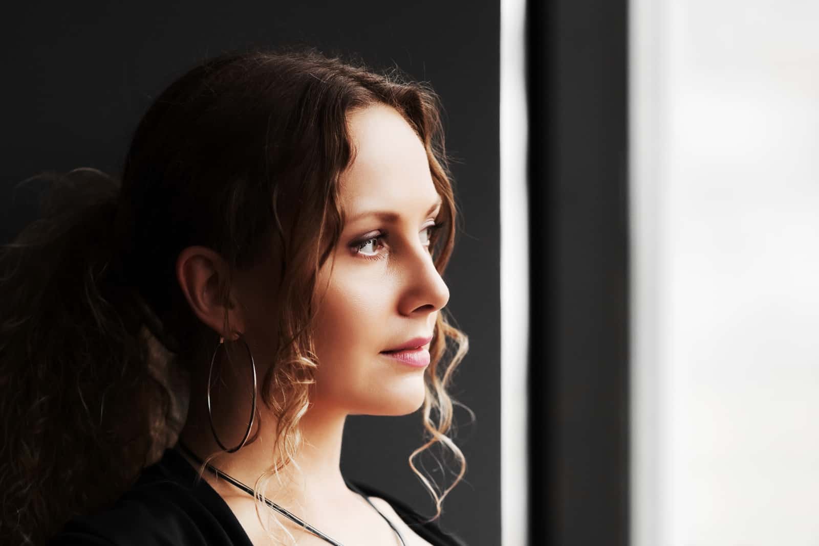 belle femme regardant par la fenêtre