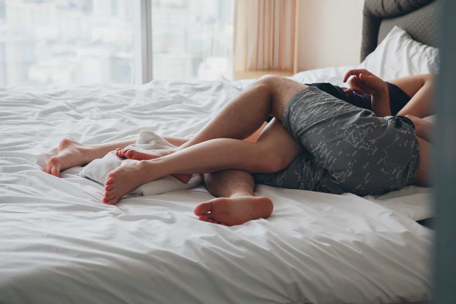 couple amoureux couché dans son lit à l'hôtel