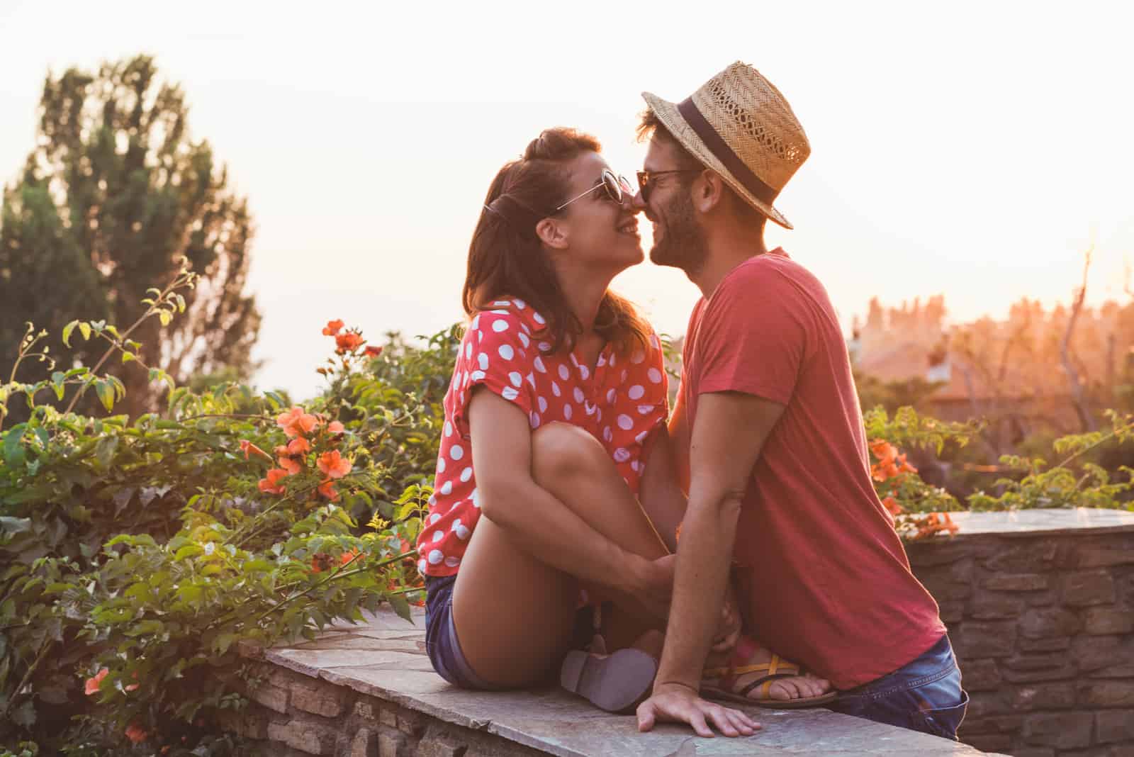 couple câlins et souriant à l'extérieur