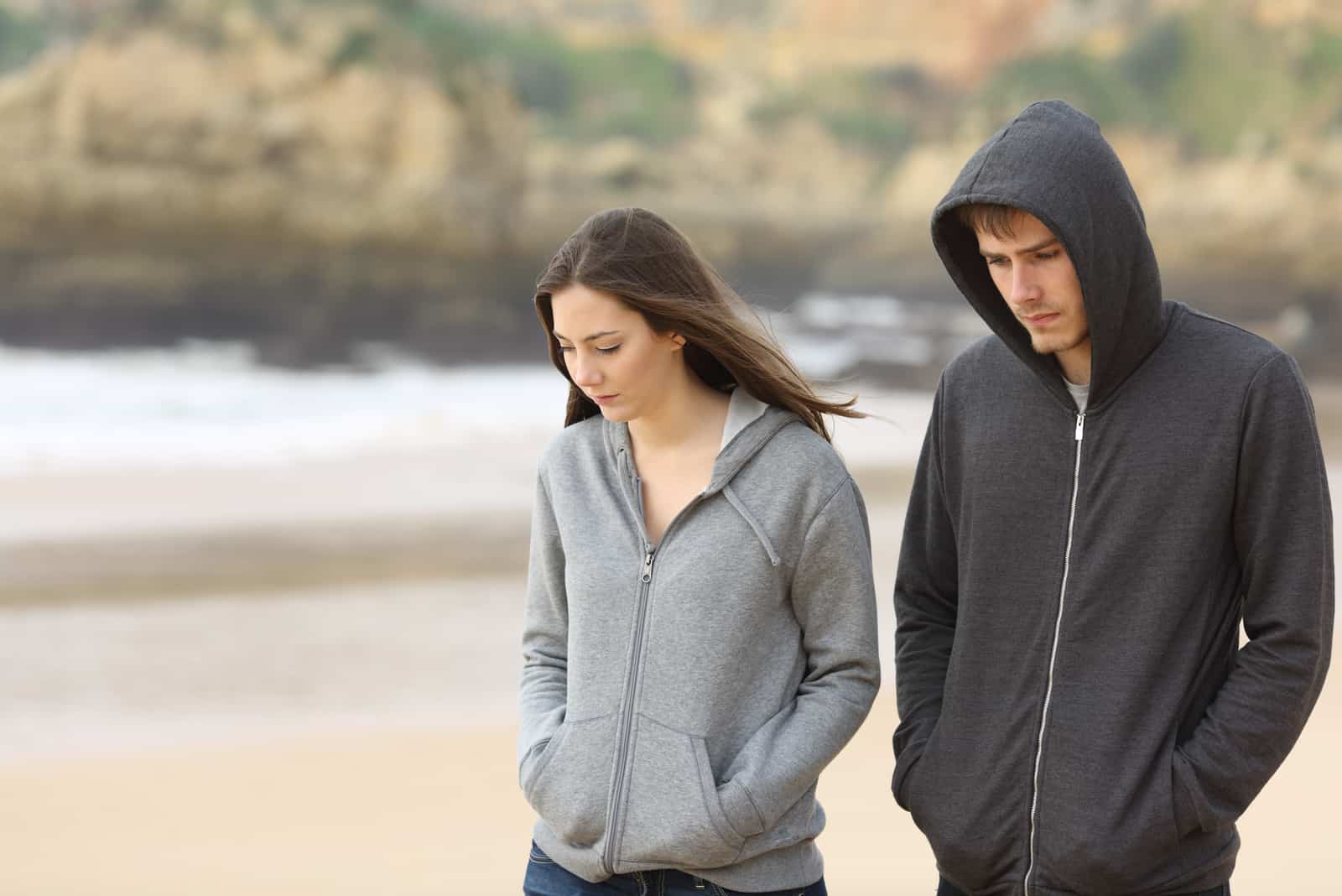 couple triste marchant sur la plage