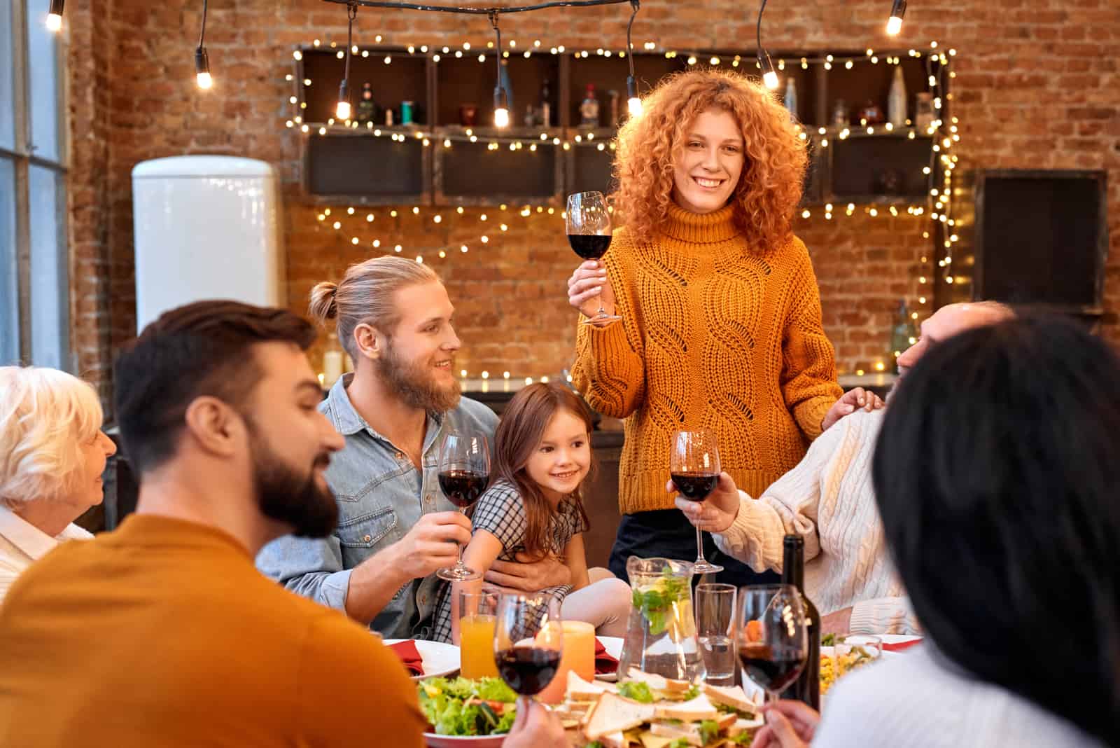 famille heureuse célébrant