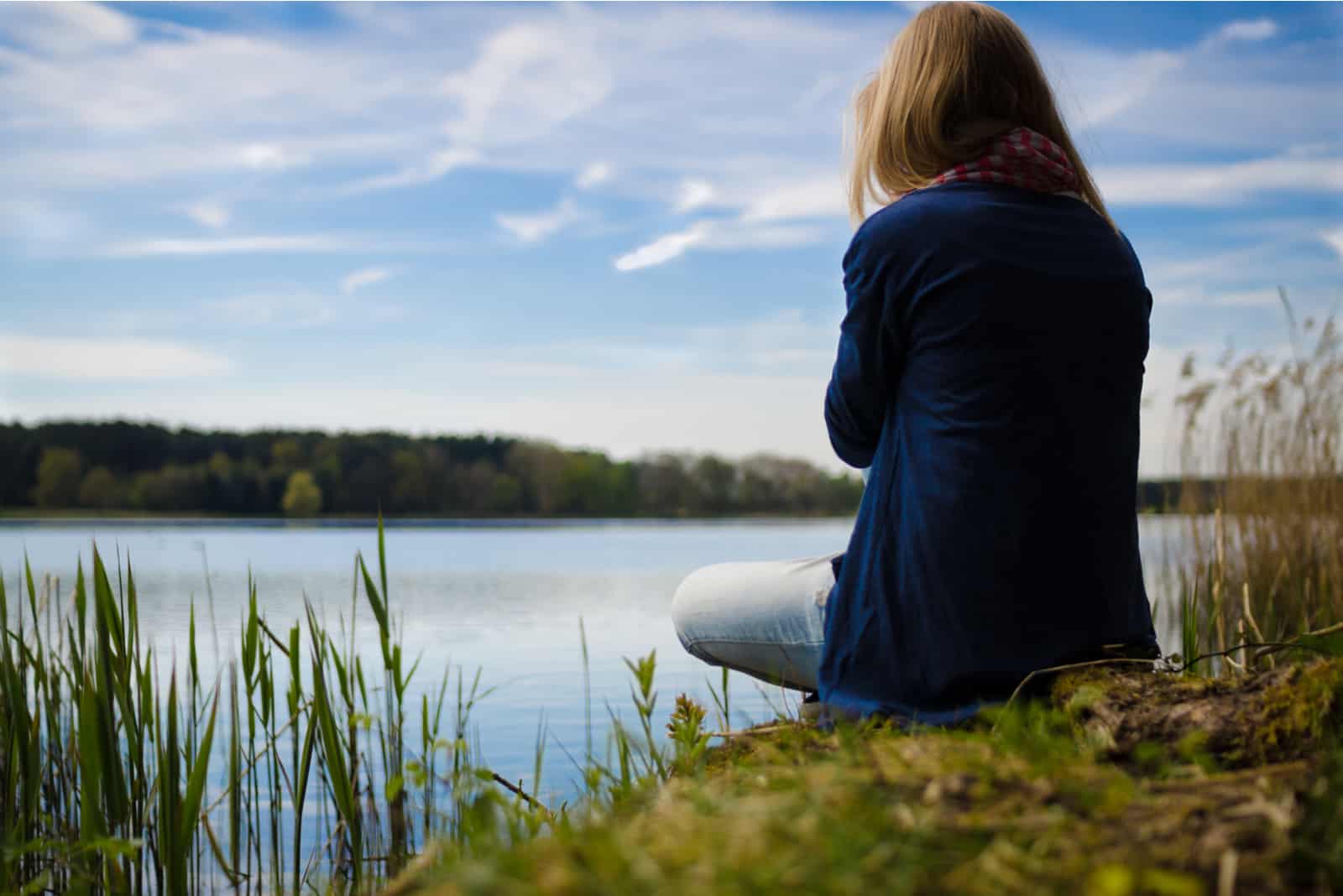 femme assise au bord du lac