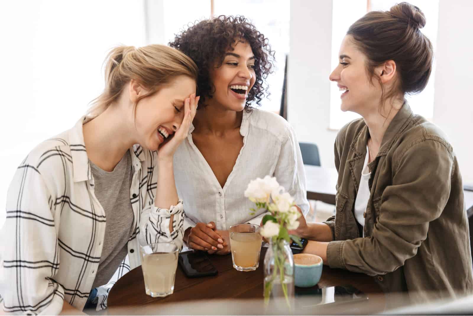 femme assise avec des amis en riant