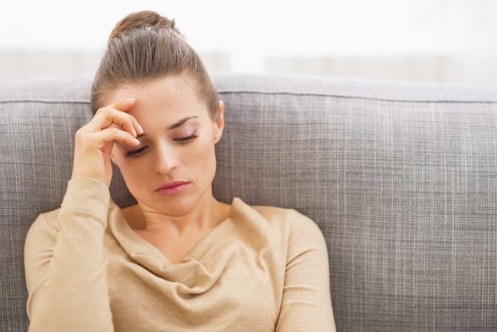 femme stressée assise sur un canapé