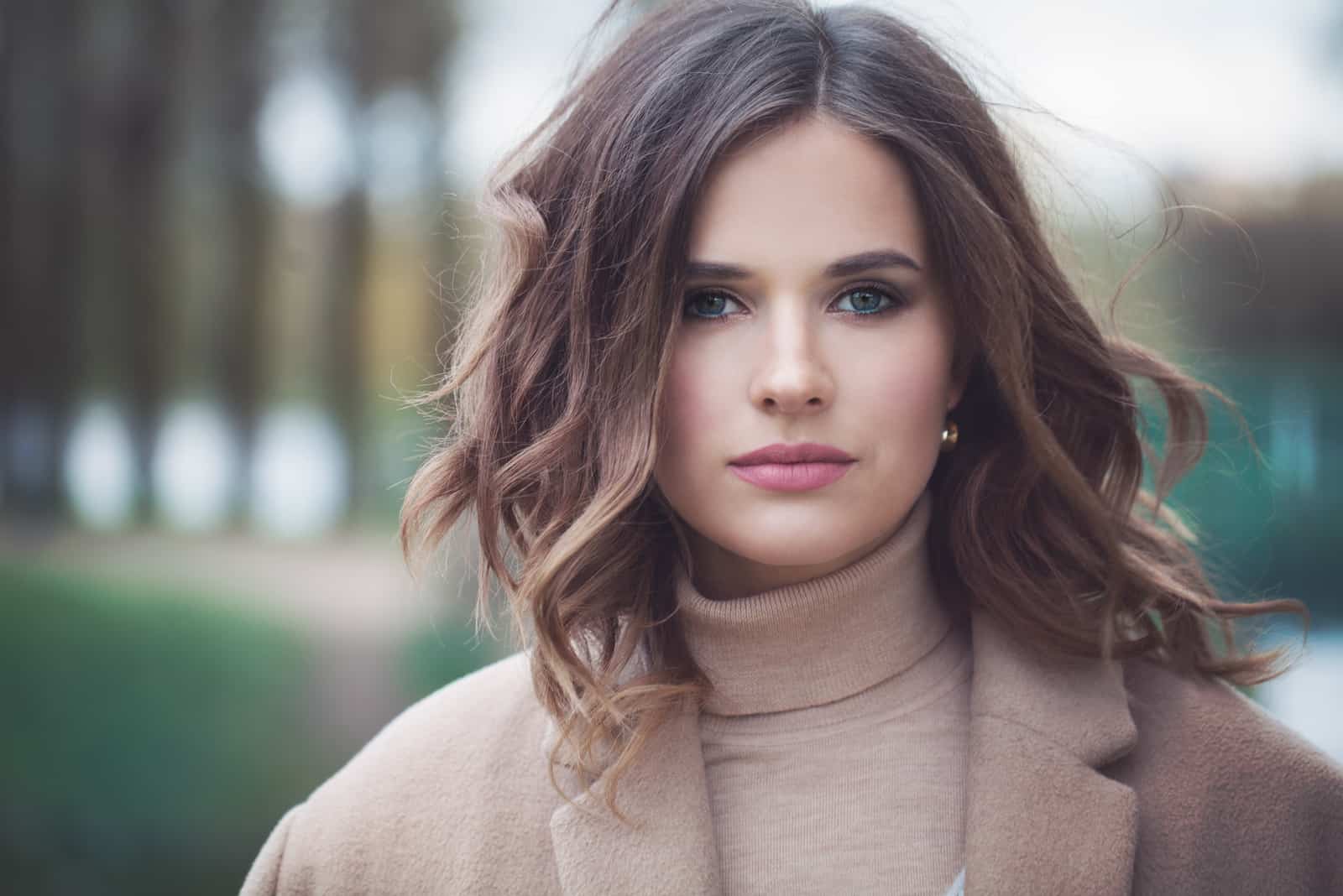 femme aux cheveux bouclés