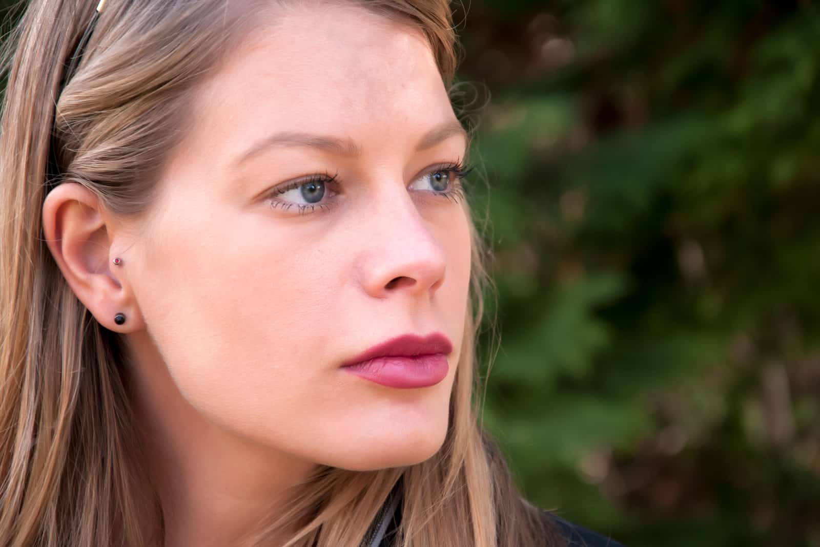 femme blonde à la recherche de suite