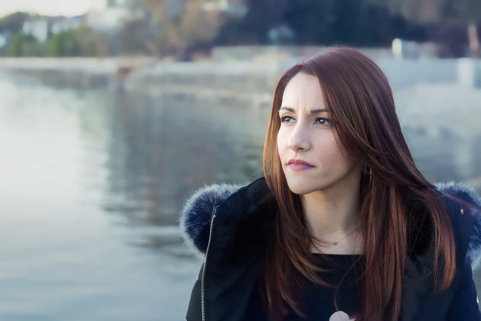 femme debout à la plage en hiver à la recherche de suite