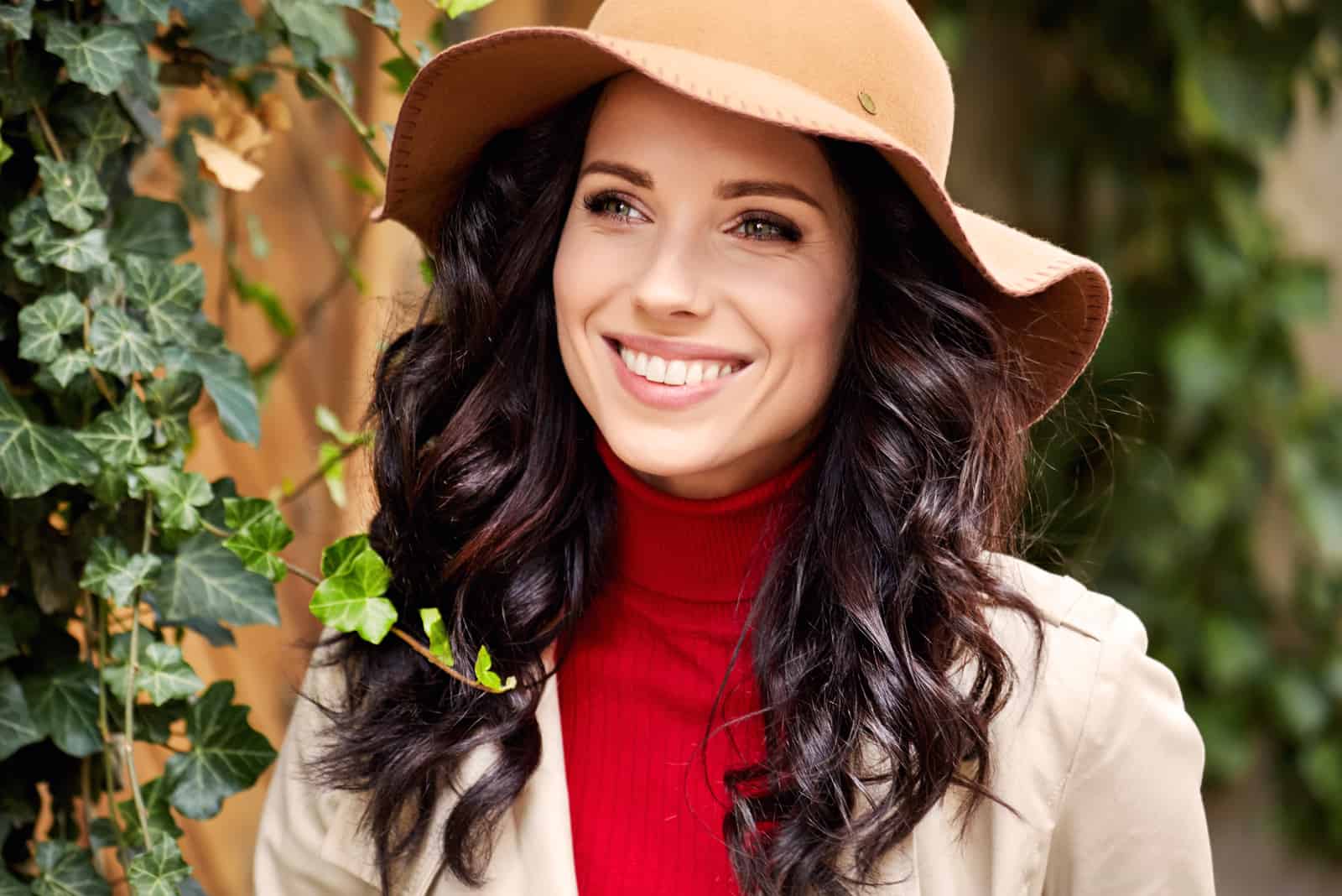 femme habillée à la mode au chapeau dautomne