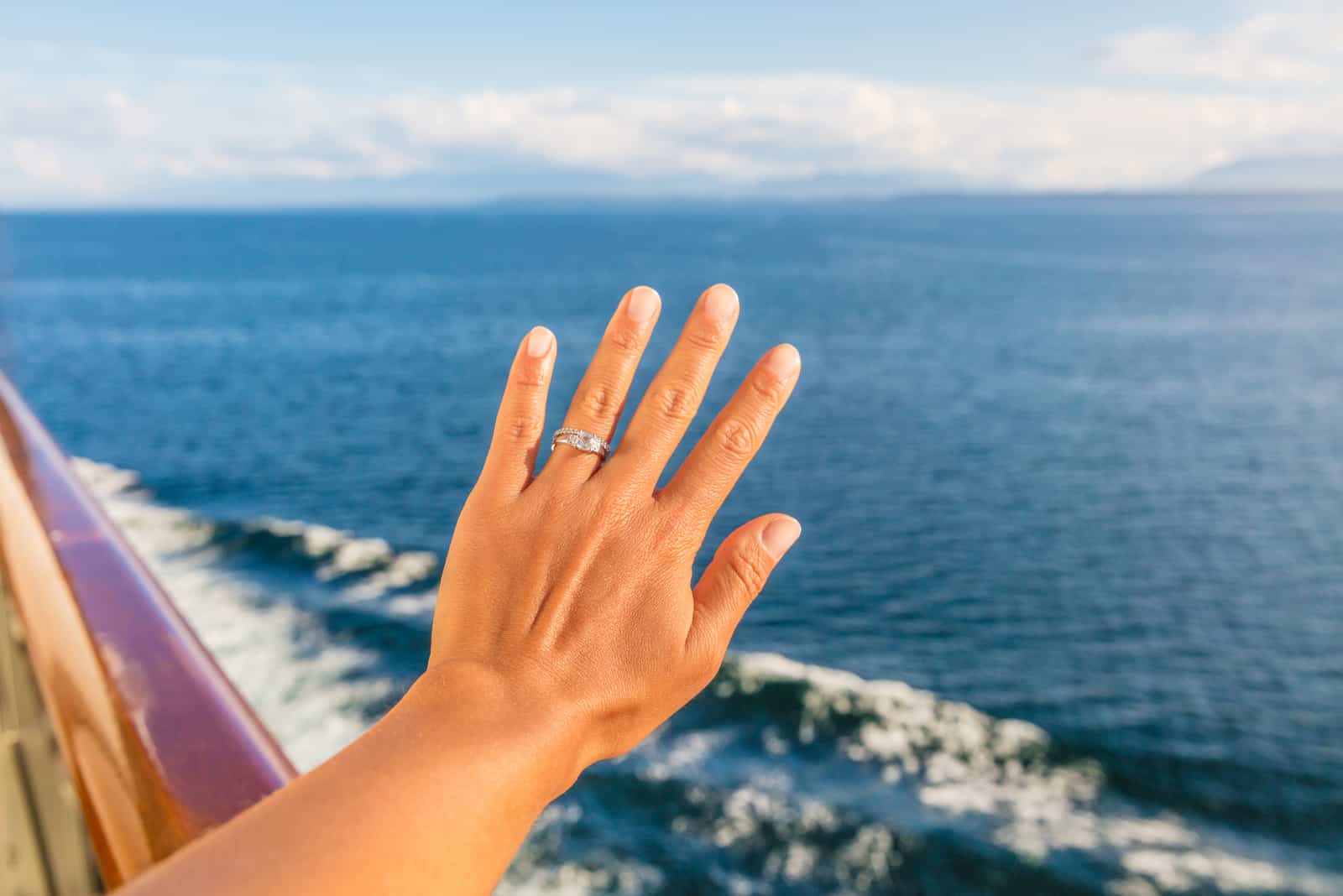 femme montrant sa bague de fiançailles