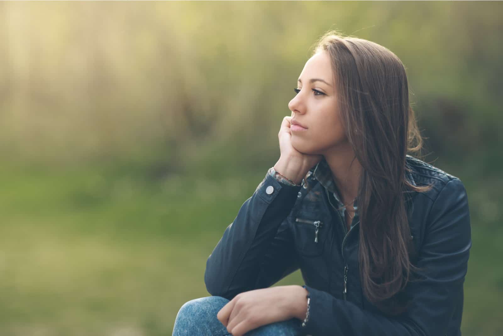 femme pensive se détendre dans le parc