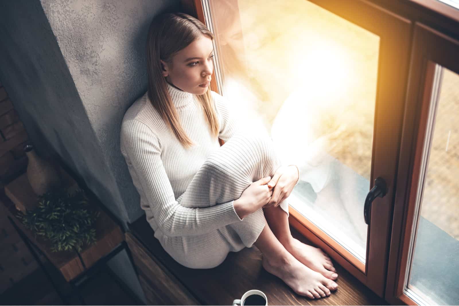 femme regardant par la fenêtre