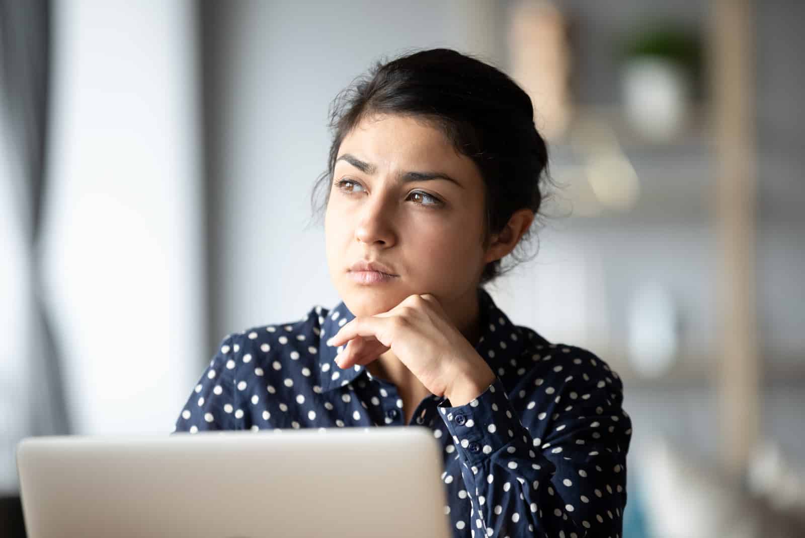 femme, regarder, fenêtre, distance, pensée