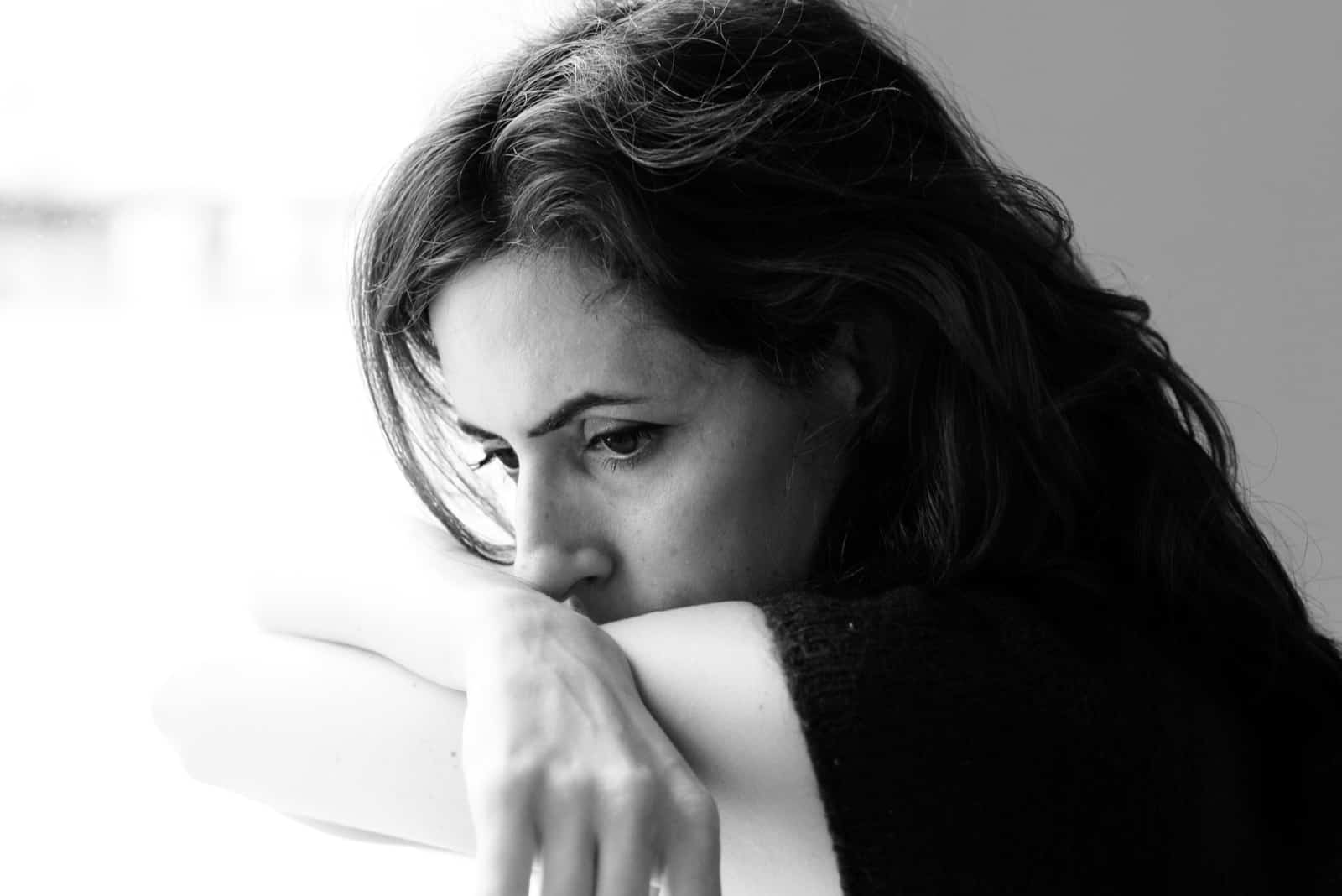 femme se tient devant la fenêtre