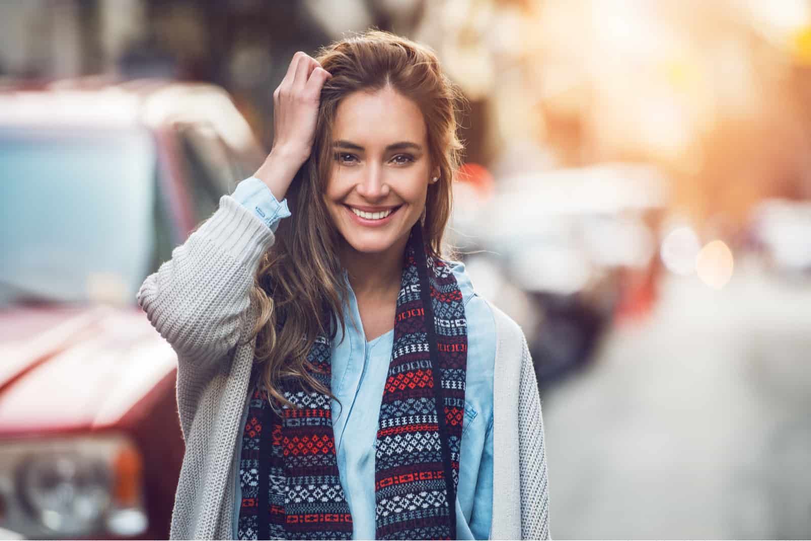 femme souriante, à, dents, sourire, dehors, et, marche, sur, rue ville