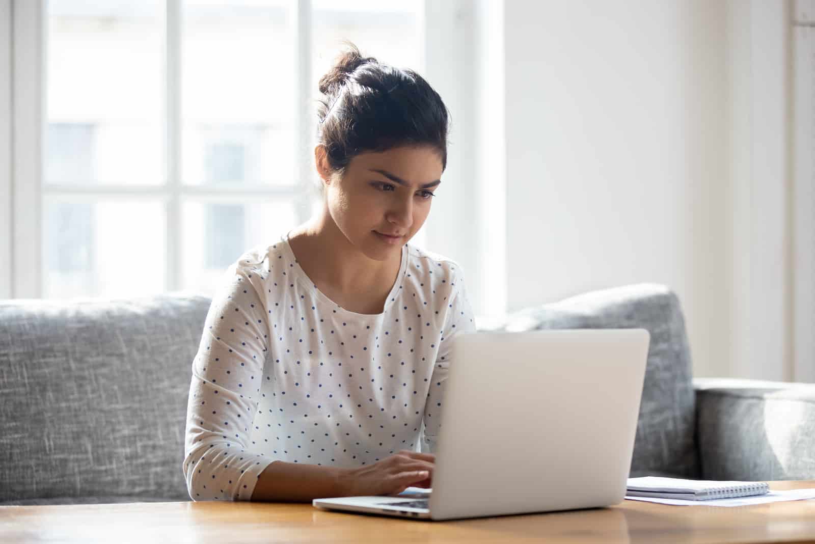 femme, utilisation, ordinateur portable, chez soi, regarder écran