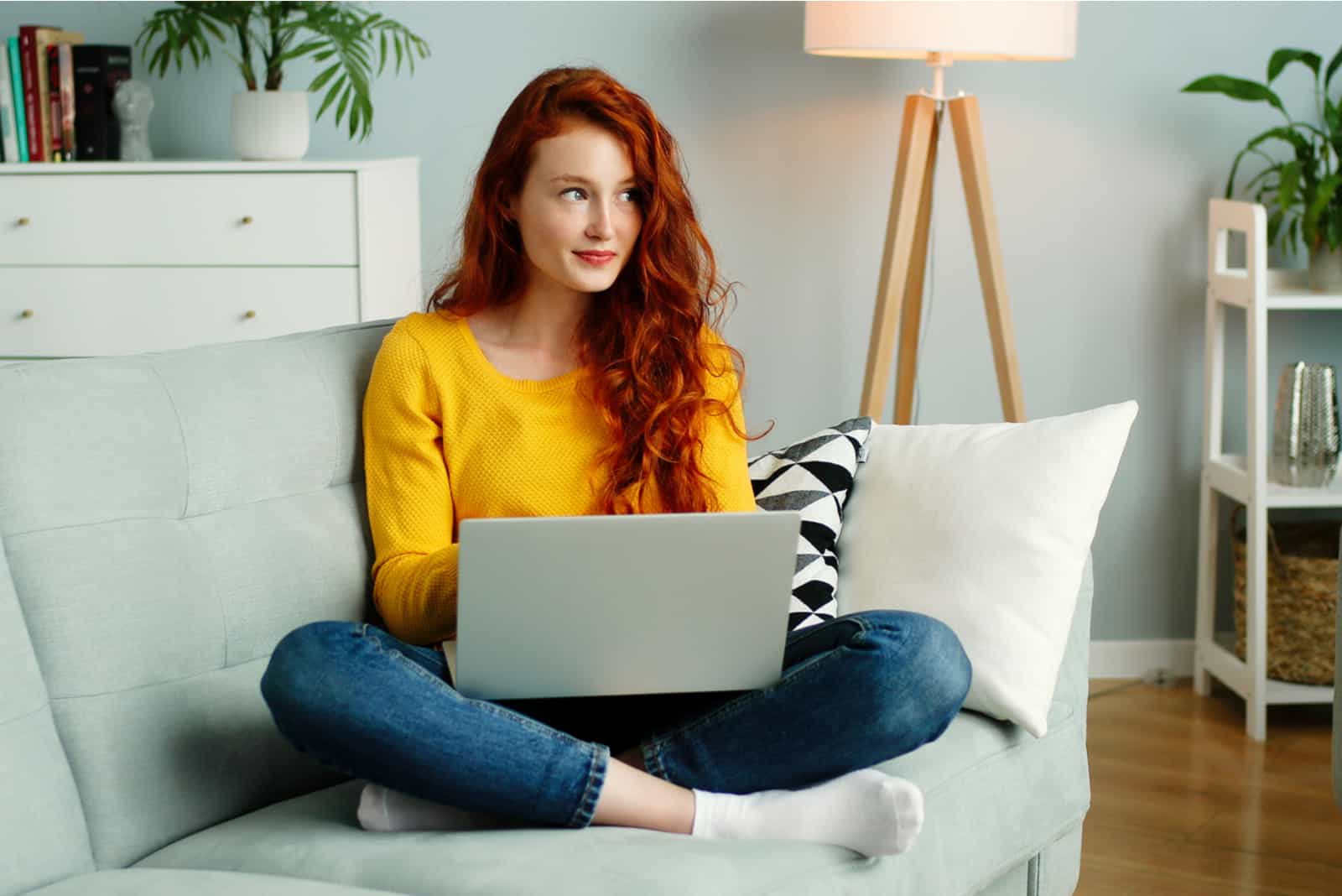 joyeuse fille utilisant un ordinateur portable argenté