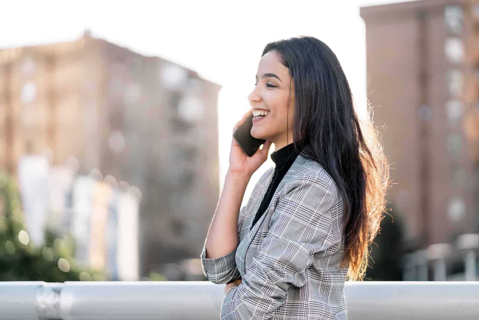 jeune femme daffaires ayant une conversation au téléphone