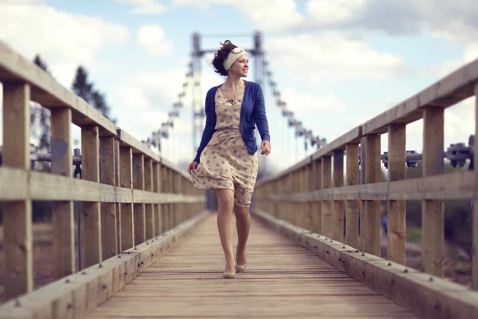 la femme pose le pont