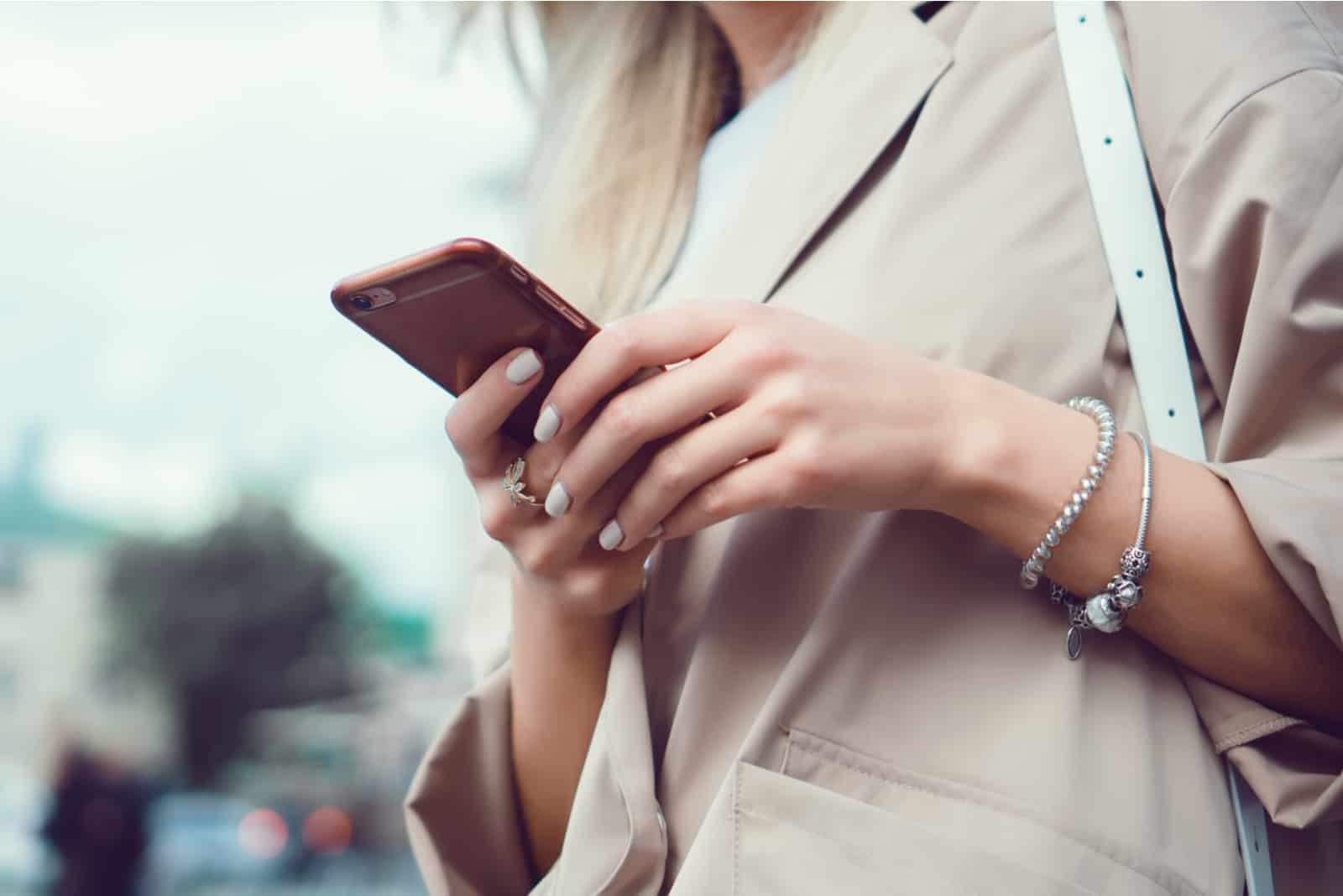 mains de femmes tenant un téléphone portable