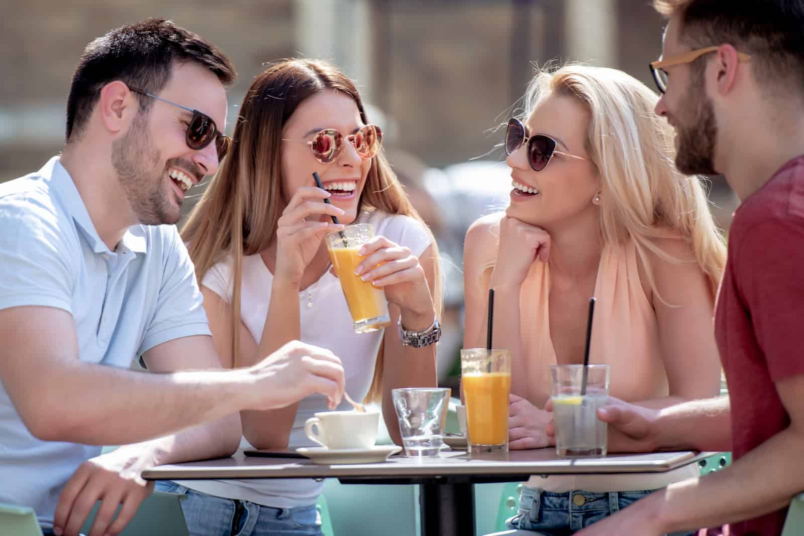 quatre amis samusant dans un café ensemble