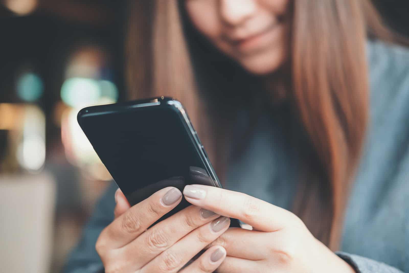 sourire, jeune femme, tenue, téléphone