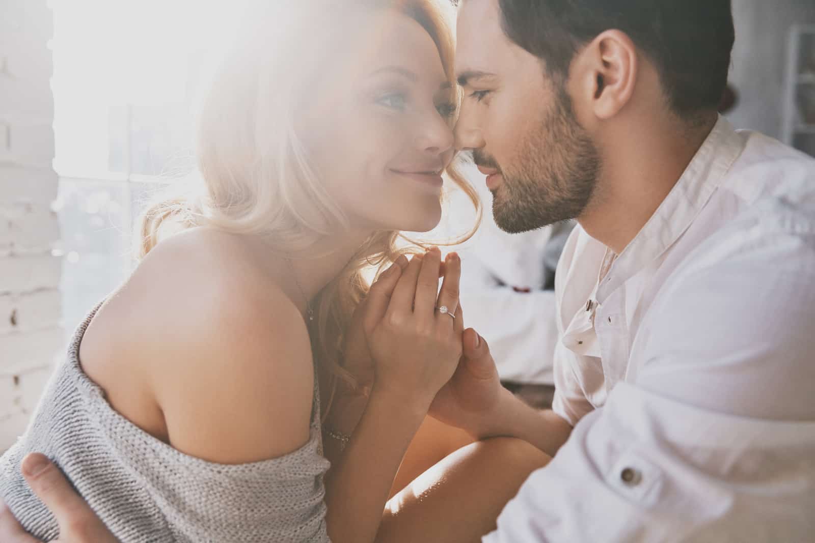 un beau couple touchant avec leur nez