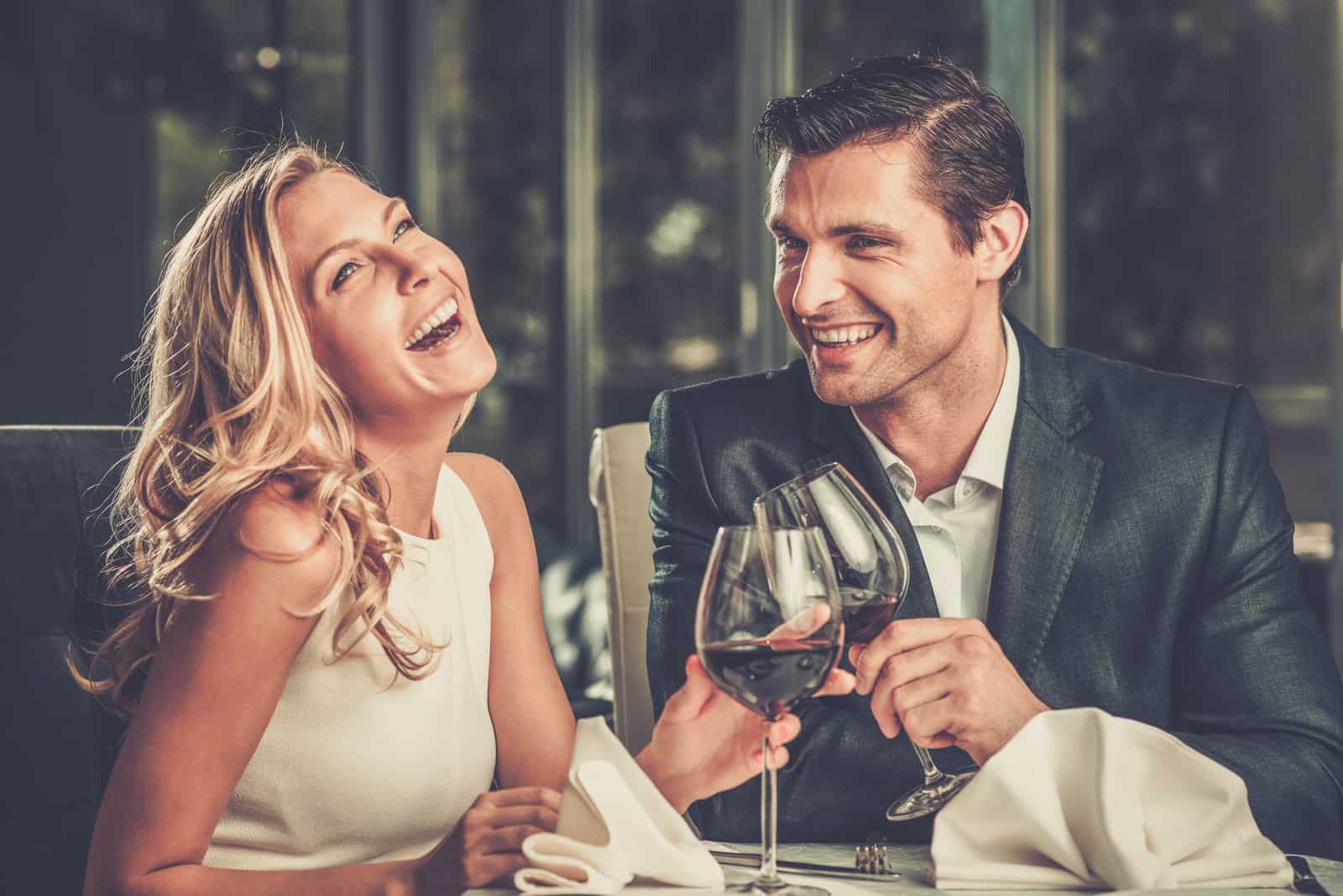 un homme et une femme portent un toast au vin