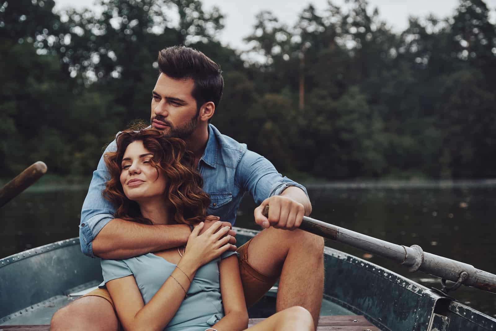 un homme et une femme sont assis dans un bateau