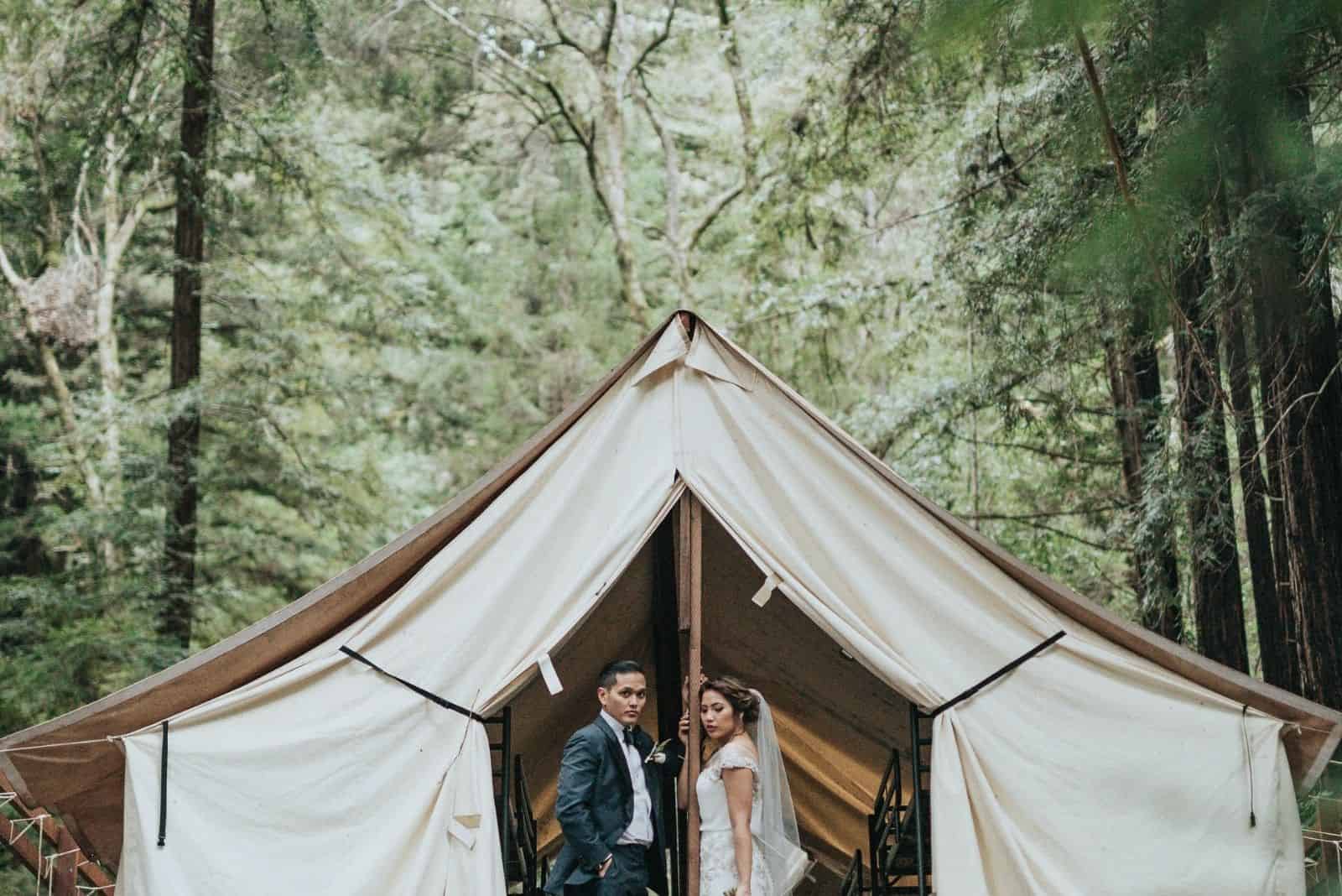 un homme et une femme sous une tente