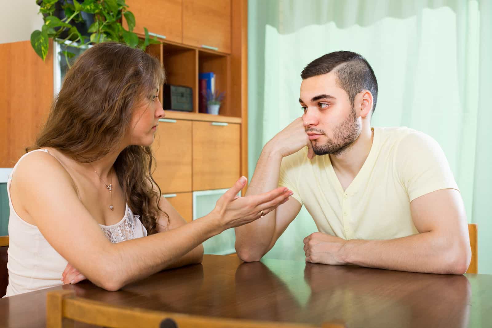une femme parle à un homme il la regarde confus