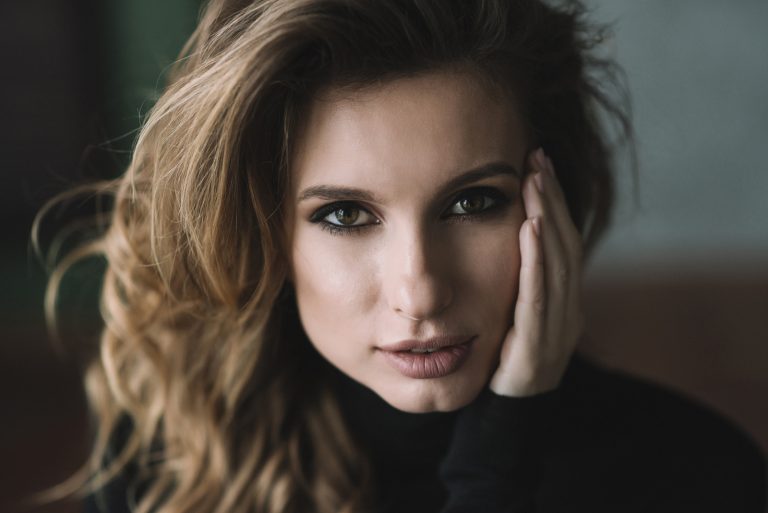 belle fille posant