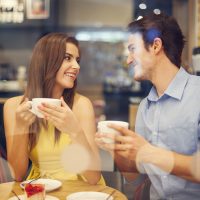un couple amoureux buvant du café dans un café