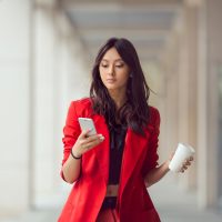 la jeune fille tient un smartphone dans ses mains