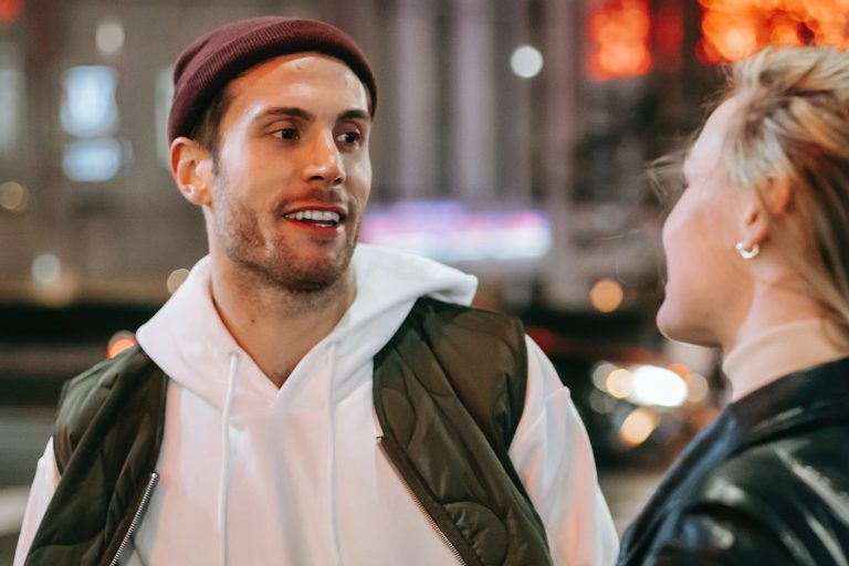 un homme gai debout avec une femme dans la rue