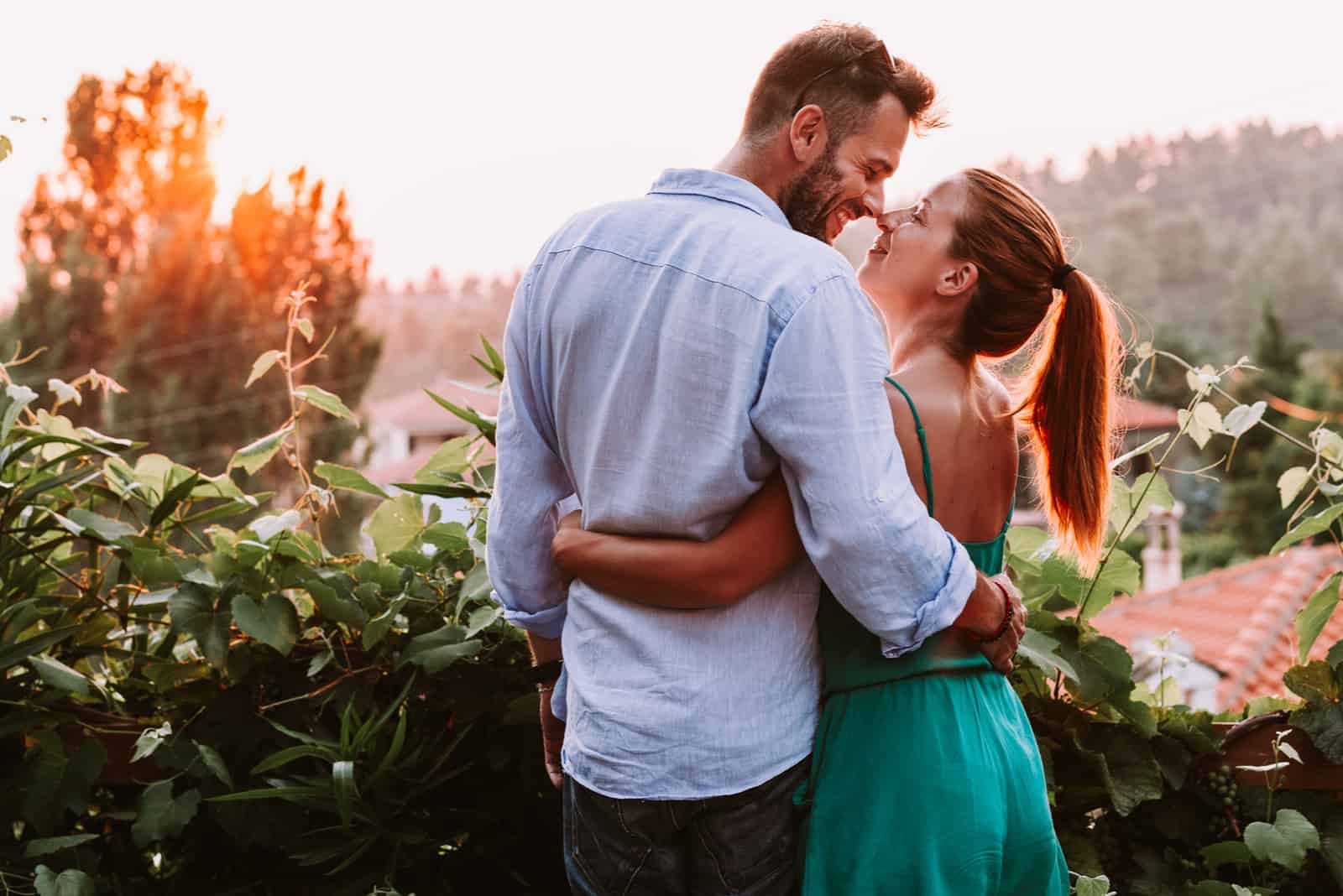 couple amoureux étreindre à l'extérieur