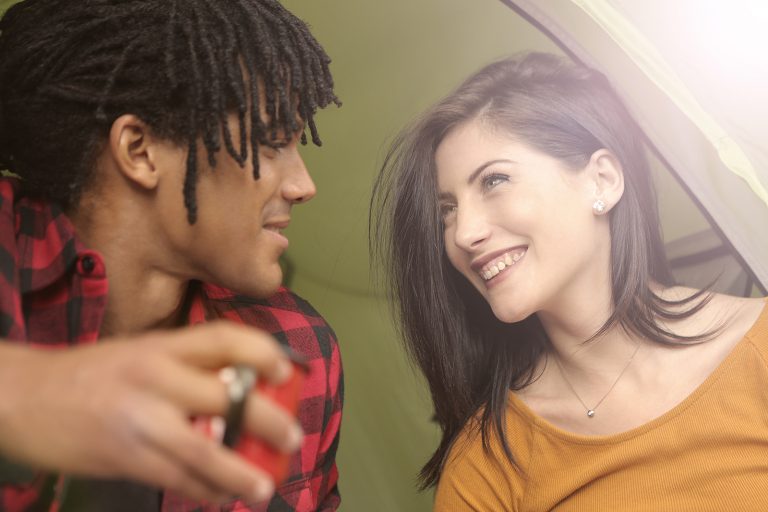 un homme regardant une femme souriante assise près de lui