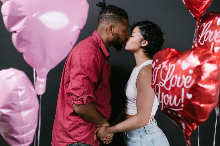 un couple s'embrassant et se tenant la main