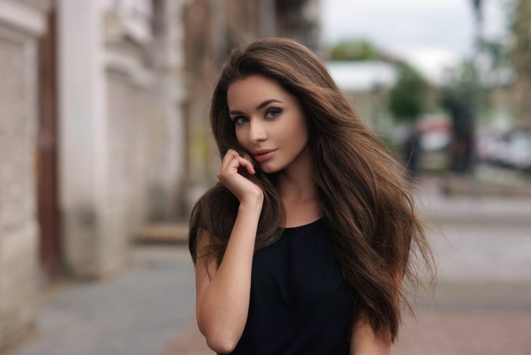 belle jeune femme brune en plein air