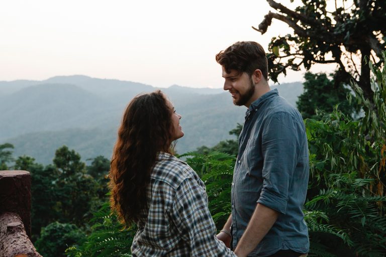 couple amoureux se tenant la main dans le bois