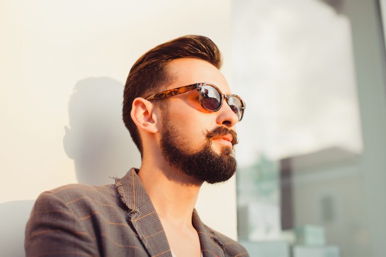 bel homme barbu avec des lunettes de soleil