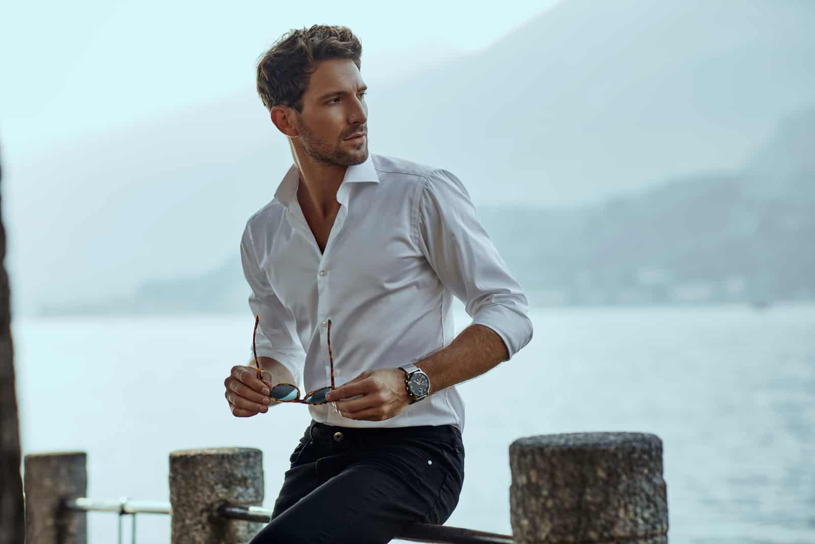 Homme élégant en chemise classique blanche