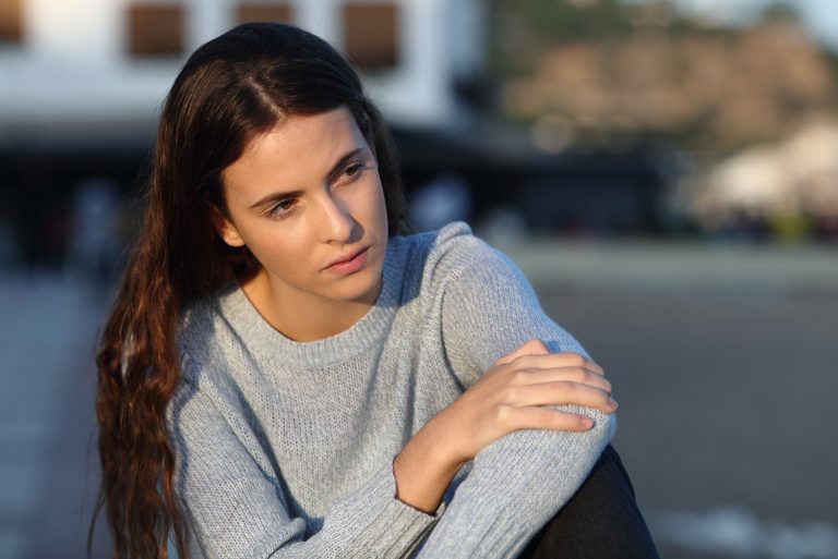 femme pensive regardant ailleurs