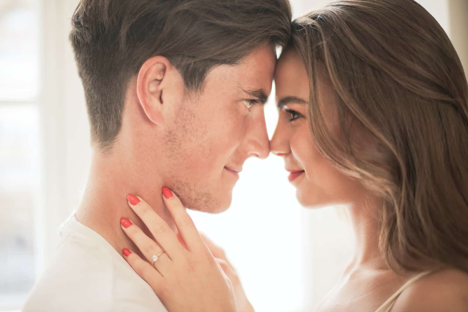 un couple amoureux se regardant