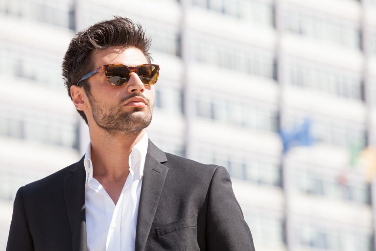 homme portant des lunettes de soleil à l'extérieur