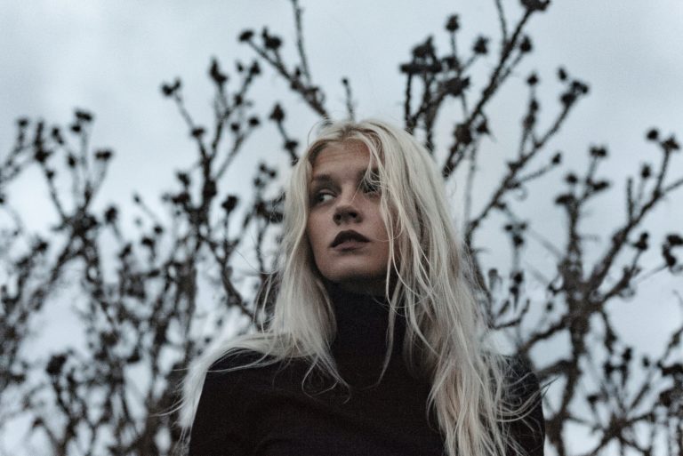 jeune femme réfléchie