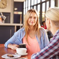 Deux amies parlant dans un café