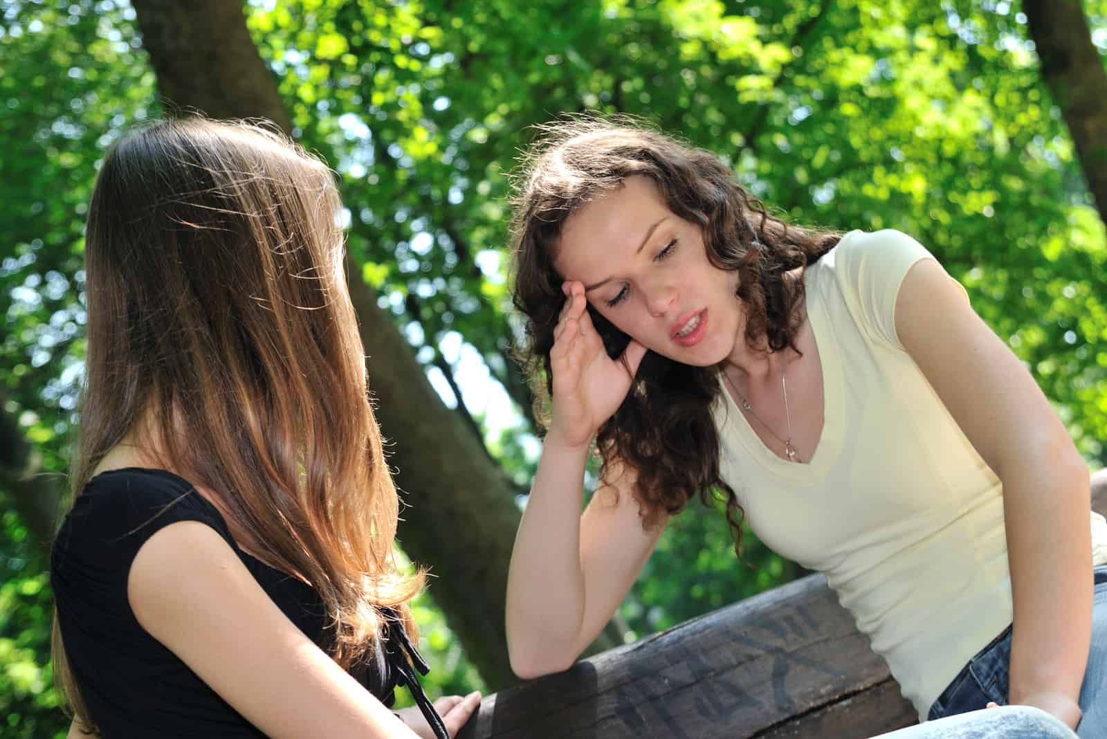 adolescente réconforte une autre qui a de sérieux problèmes