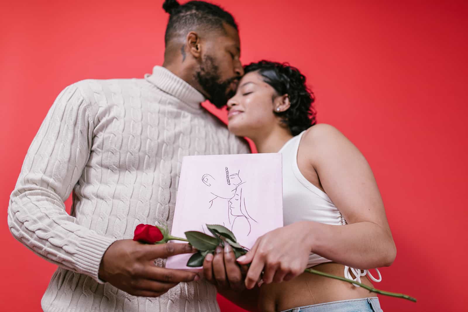 couple célébrant la Saint Valentin câlins et tenant un cadeau ensemble