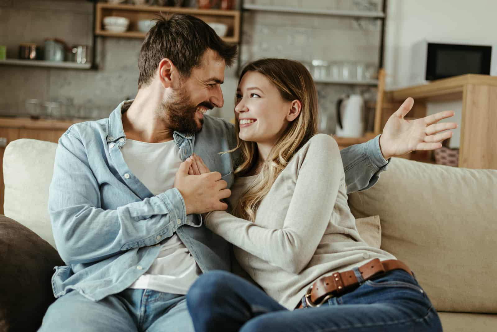 couple heureux se parler à la maison